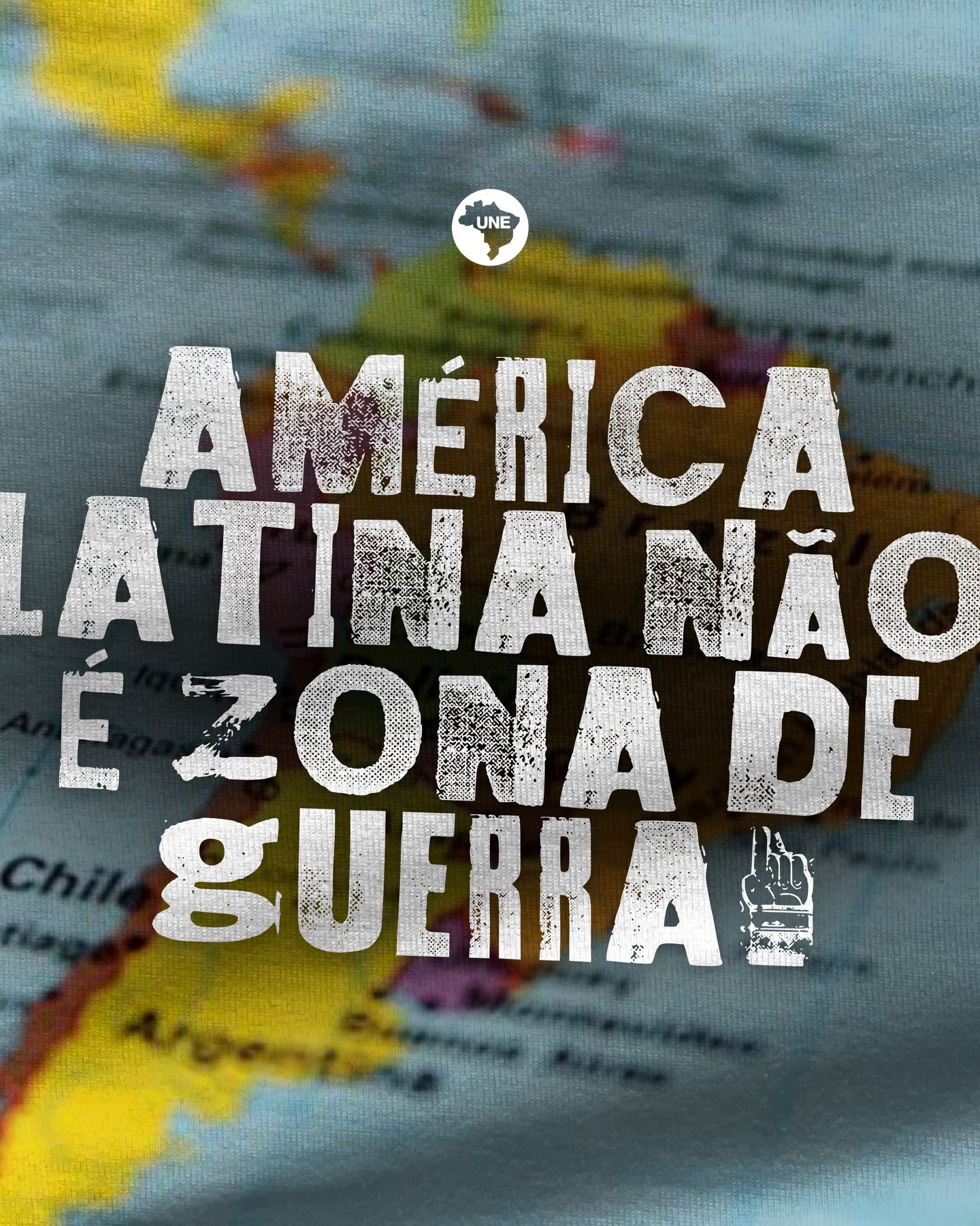 Imagem com a frase «América Latina não é zona de guerra», em referência à invasão da Venezuela em 3/1/26, com um mapa da América Latina desfocado ao fundo e o logotipo da União Brasileira dos Estudantes (a sigla UNE dentro do mapa do Brasil)